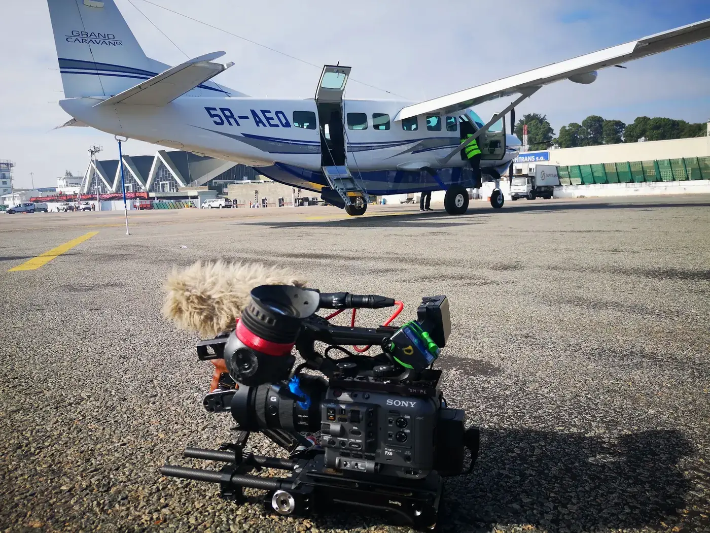 Caméra Sony FX6 sur le tarmac devant un avion charter à l’aéroport d’Ivato, Antananarivo
