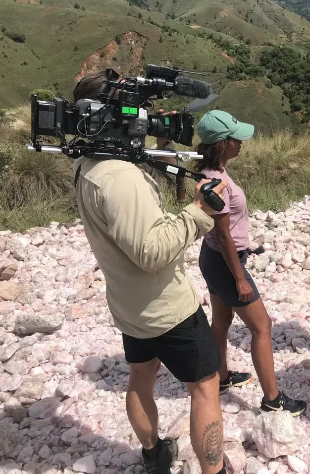 Cadreur et présentateur en tournage sur un site de quartz rose dans les Hautes Terres de Madagascar