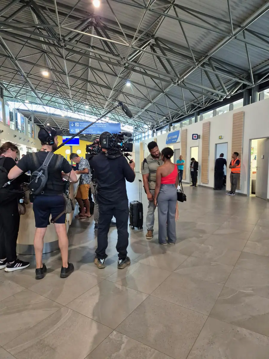 Équipe TV filmant une scène d’arrivée à l’aéroport d’Ivato, Antananarivo
