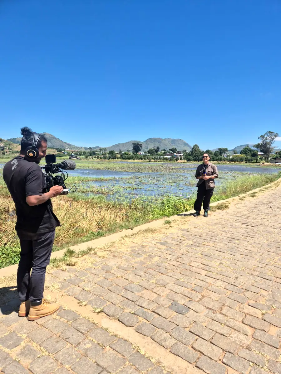 Cadreur filmant un reporter au bord d’un lac dans les Hautes Terres de Madagascar