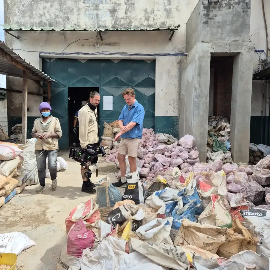 Équipe de documentaire en tournage dans un dépôt de quartz rose