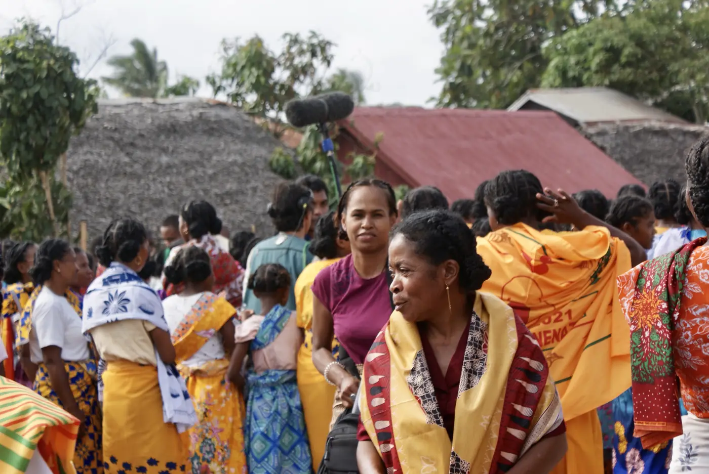 Rassemblement villageois de femmes en lambas colorés pendant un tournage, Madagascar